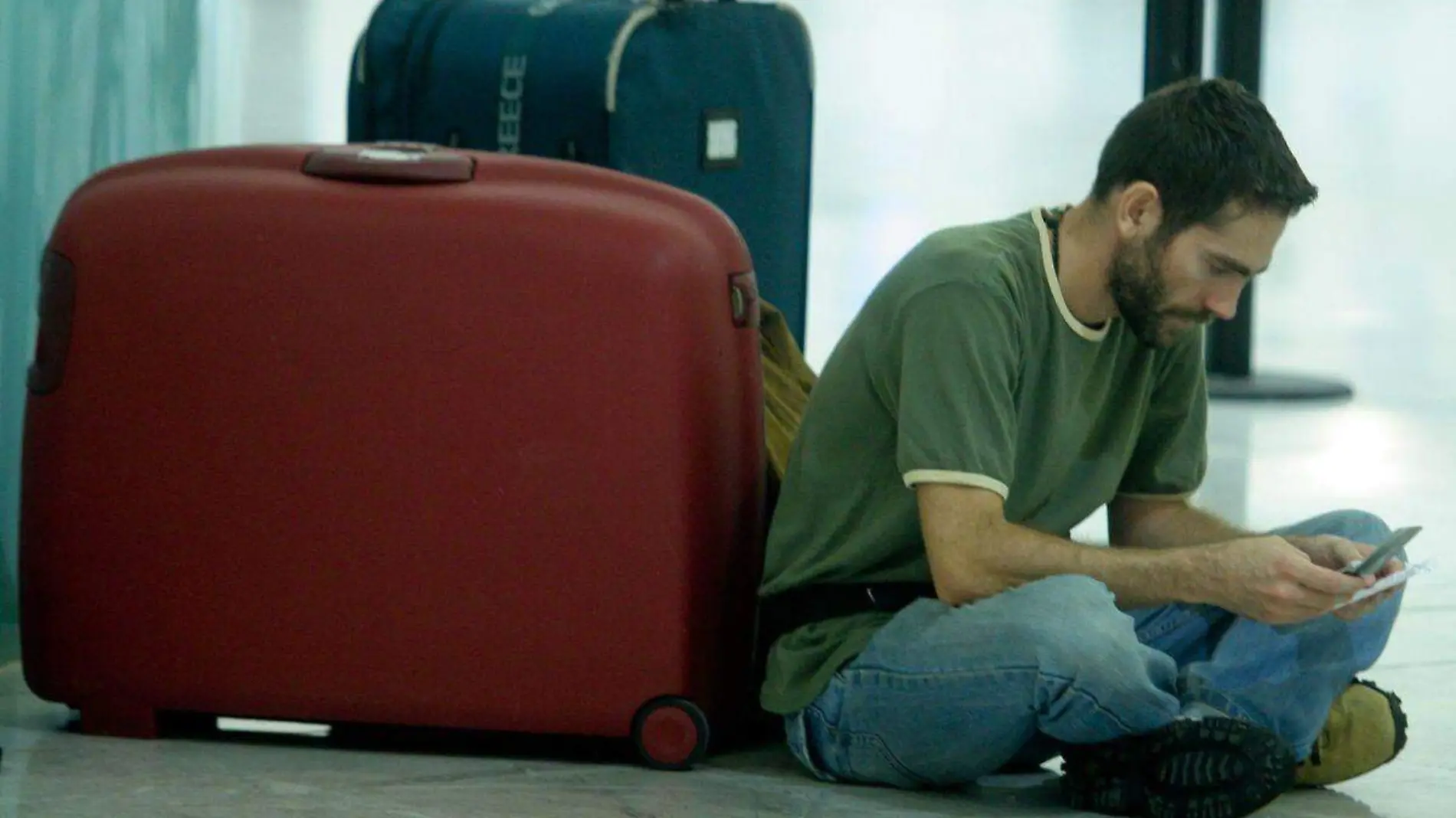 Personas en aeropuertos esperando vuelo